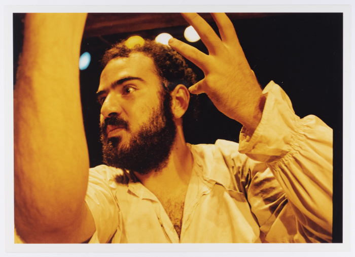 صورة لعامر حليحل خلال أداء مسرحية 