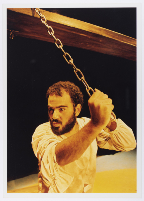 صورة لعامر حليحل خلال أداء مسرحية "دياب"