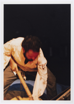 صورة لعامر حليحل خلال أداء مسرحية "دياب"