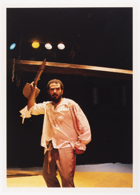 صورة لعامر حليحل خلال أداء مسرحية "دياب"