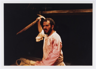 صورة لعامر حليحل خلال أداء مسرحية "دياب"