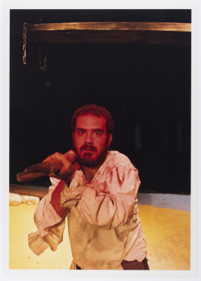 صورة لعامر حليحل خلال أداء مسرحية "دياب"