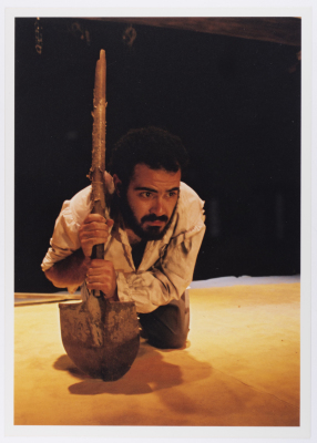 صورة لعامر حليحل خلال أداء مسرحية "دياب"