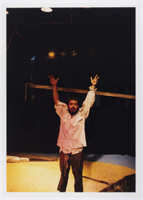 صورة لعامر حليحل خلال أداء مسرحية 