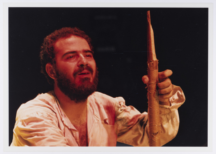 صورة لعامر حليحل خلال أداء مسرحية 