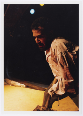 صورة لعامر حليحل خلال أداء مسرحية "دياب"