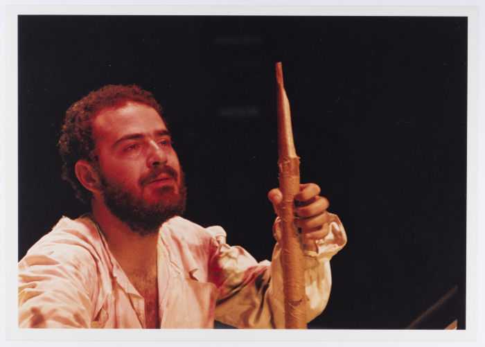 صورة لعامر حليحل خلال أداء مسرحية 