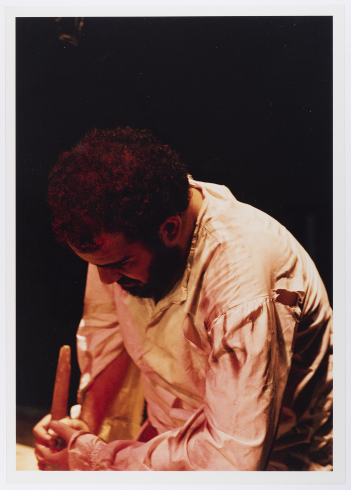 صورة لعامر حليحل خلال أداء مسرحية 