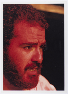 صورة لعامر حليحل خلال أداء مسرحية "دياب"