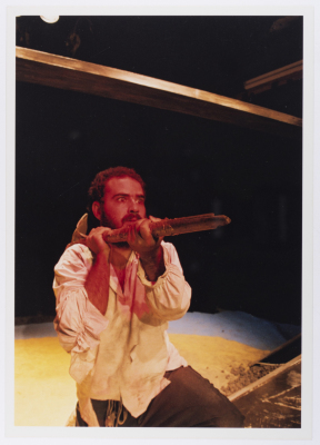 صورة لعامر حليحل خلال أداء مسرحية "دياب"