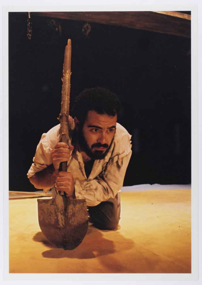 صورة لعامر حليحل خلال أداء مسرحية 