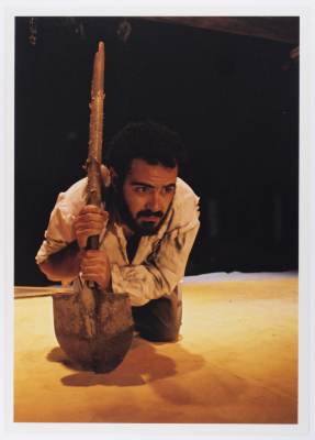 صورة لعامر حليحل خلال أداء مسرحية "دياب"