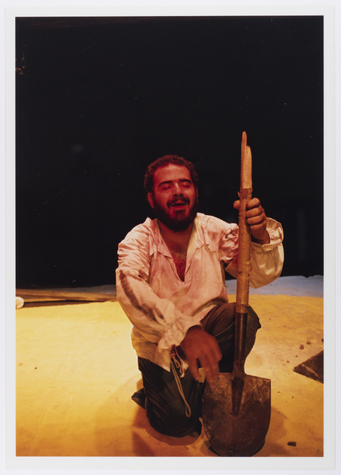 صورة لعامر حليحل خلال أداء مسرحية 