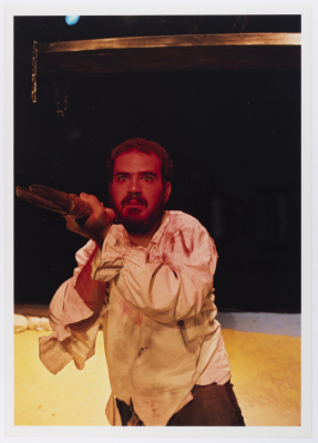 صورة لعامر حليحل خلال أداء مسرحية "دياب"