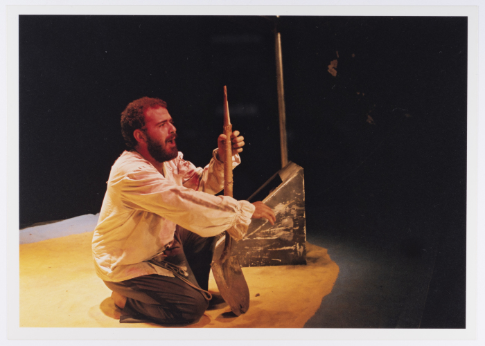 صورة لعامر حليحل خلال أداء مسرحية 