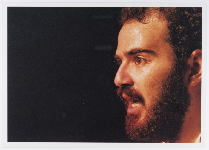 صورة لعامر حليحل خلال أداء مسرحية 