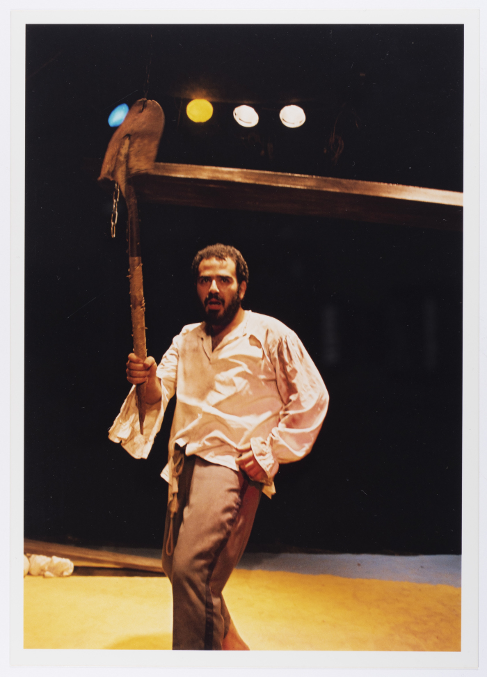 صورة لعامر حليحل خلال أداء مسرحية 