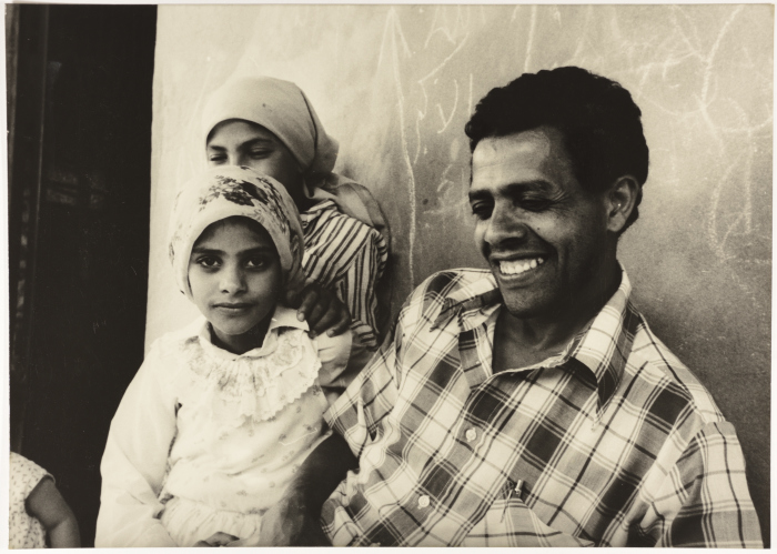 رجل وطفلتان في مخيم للاجئين الفلسطينيين، لبنان