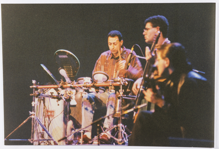 عصام مراد خلال عرض لفرقة صابرين في بروكسل عام 1993 