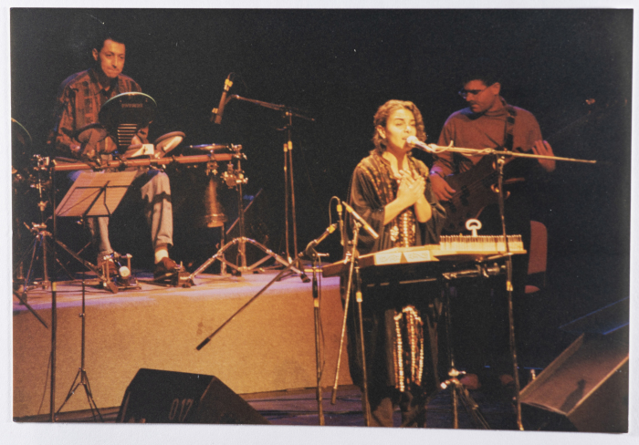 كاميليا جبران خلال جولة فرقة صابرين في بروكسل عام 1993 