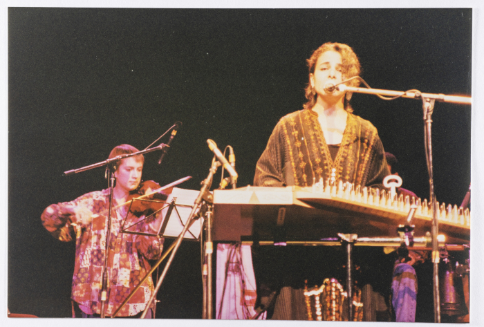 كاميليا جبران خلال عرض لفرقة صابرين في بروكسل عام 1993 