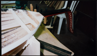 من ورشة لصناعة آلة العود 