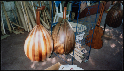 من ورشة لصناعة آلة العود 