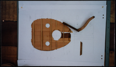 من ورشة لصناعة آلة العود 