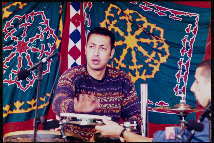 عصام مراد خلال عرض لفرقة صابرين في السويد 