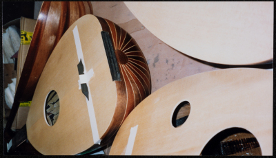 من ورشة لصناعة آلة العود 