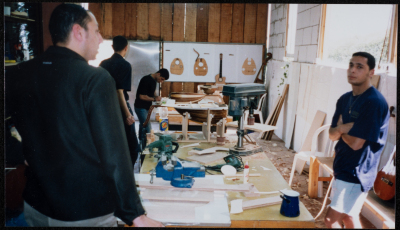 من ورشة لصناعة آلة العود 