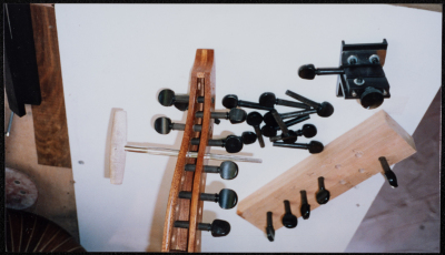 من ورشة لصناعة آلة العود 