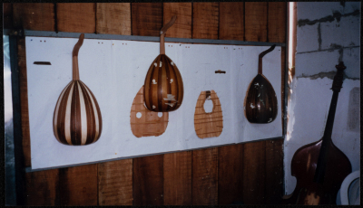 من ورشة لصناعة آلة العود 