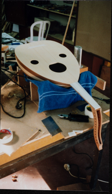 من ورشة لصناعة آلة العود 