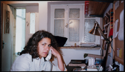 من ورشة لصناعة آلة العود 