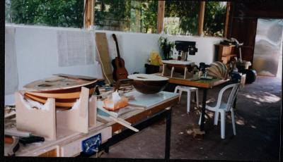 من ورشة لصناعة آلة العود 