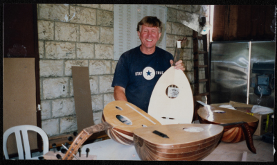 من ورشة لصناعة آلة العود 