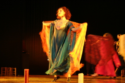 مشاركة فرقة الفنون الشعبية في مهرجان ايقاعات الخريف
