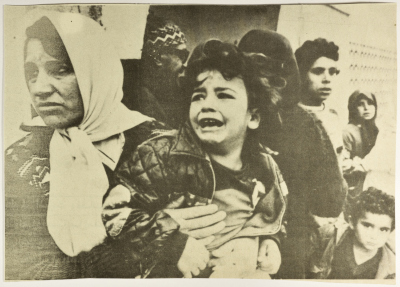 أشخاص مذعورون في مخيم للاجئين الفلسطينيين، لبنان