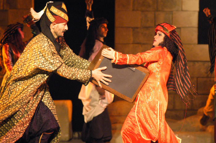 فرقة الفنون الشعبية في مهرجان حيفا بيروت عام 2003