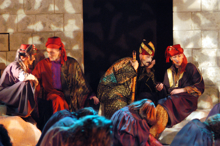 فرقة الفنون الشعبية في مهرجان حيفا بيروت عام 2003