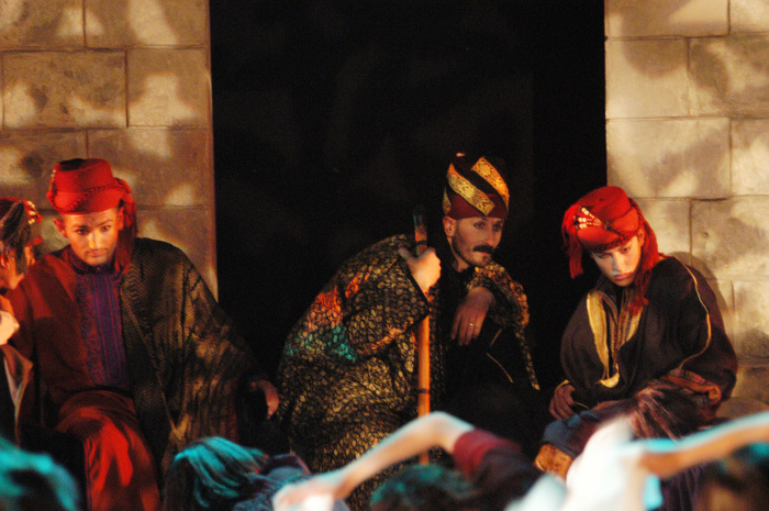 فرقة الفنون الشعبية في مهرجان حيفا بيروت عام 2003