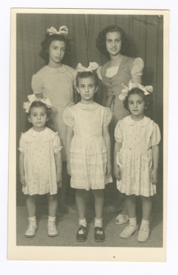 شقيقات في صورة جماعية