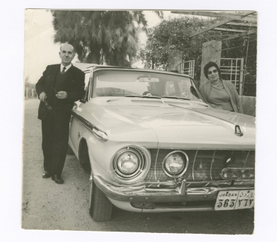 صورة بجانب  سيارة العائلة