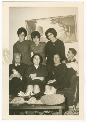 صورة تجمع خمس سيدات ومعهن طفل ورجل