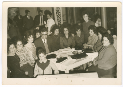 بسام نايف أبو غزالة وزوجته برفقة سيدات من العائلة