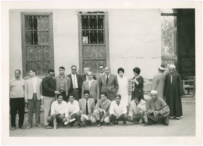 هيام أبو غزالة في القاهرة رفقة مجموعة أشخاص في مركز سرس الليان للتدريب على تنمية المجتمع