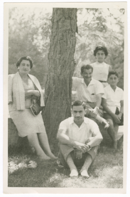 صُورَة لِأفْرَادٍ مِن عَائِلةِ نَايف أبو غَزَالِّة
