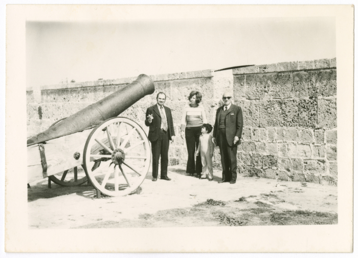 صُورَة لِأفْرَادٍ مِن عَائِلةِ نَايف أبو غَزَالِّة
