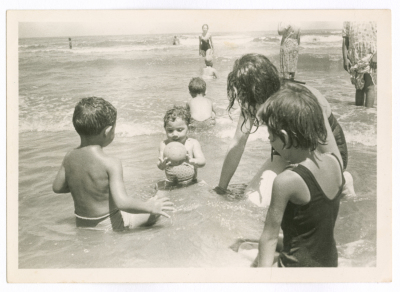 أطفال من عائلة نايف أبو غزالة